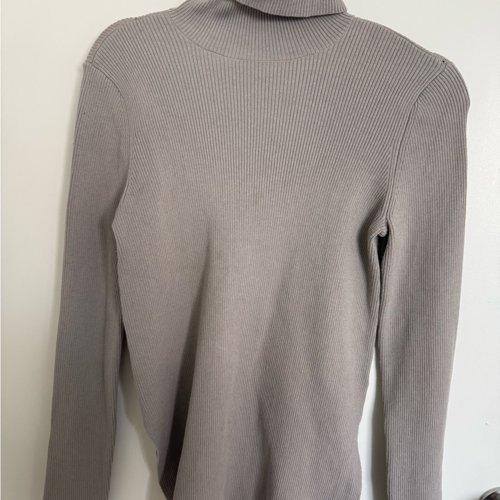 H&M Women's Light Gray Turtleneck Sweater